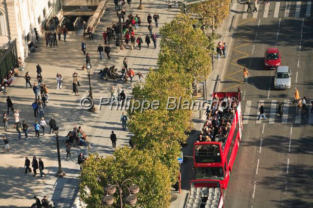 champs elysees.JPG - Car de tourisme "Citysightseeing" sur les Champs ElyséesParis 8e, France